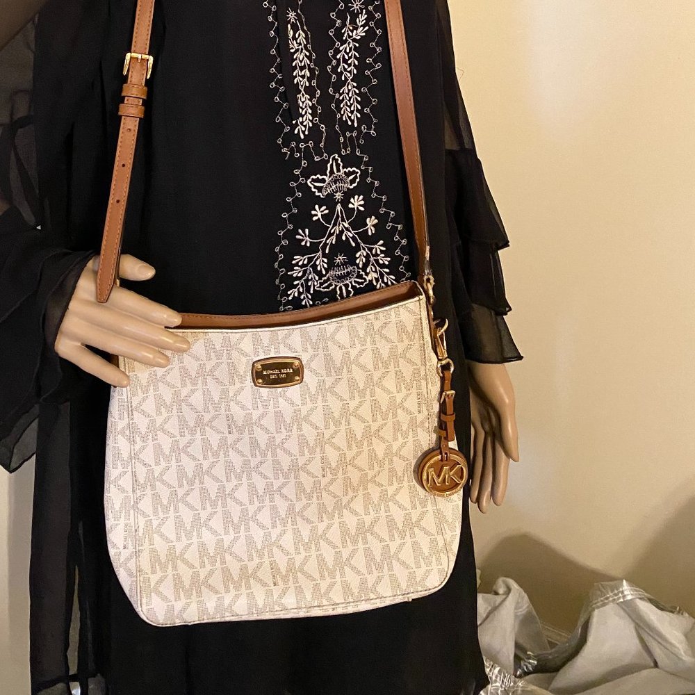 Michael Kors Jet Set Voyager MK Signature Leather Shoulder Tote Bag. - Picture 6 of 6